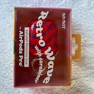 MVMT Softshell Protective Case
For AirPod Pro NWT Retro Wave.